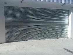 Porta de enrolar automática no litoral Imagem