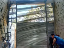 Porta de enrolar automática no litoral sul Imagem