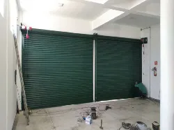 Porta de enrolar no litoral sul Imagem